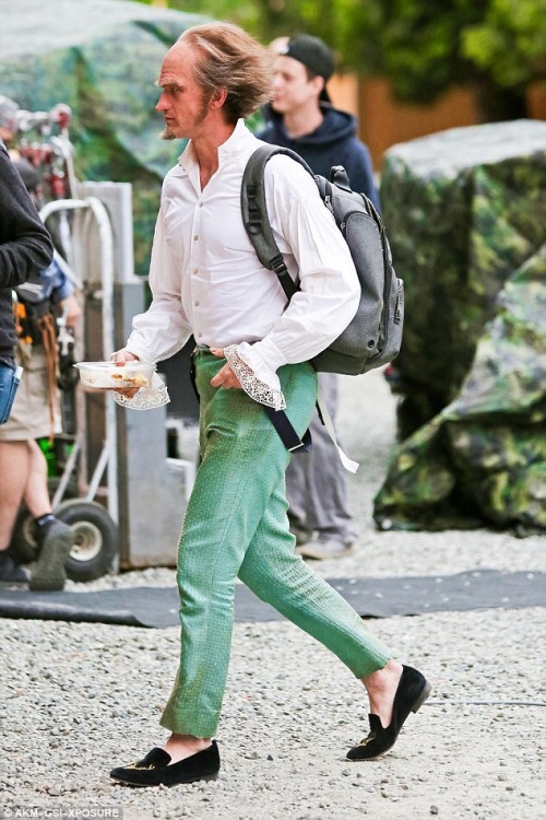 virginian-wolfsnake: nph apparently grabbing some lunch in full olaf garb!