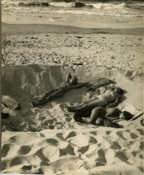 Gerhard Riebicke: 3 nude young ladies on the beach 