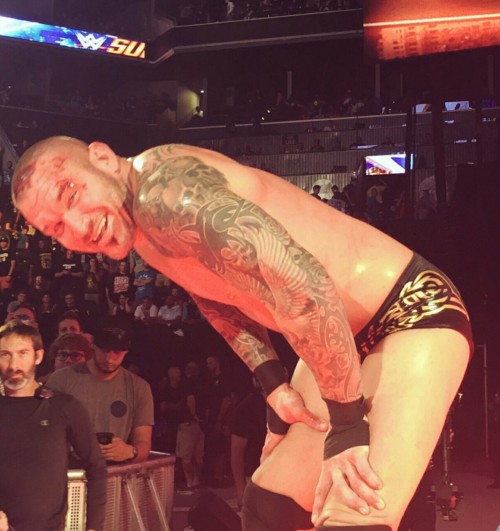 mannixxbella:  Look at him smiling through it all lol 