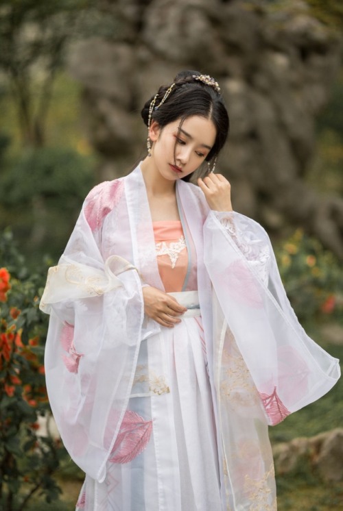 ziseviolet: “江南烟雨雾青色。”   Traditional Chinese Hanfu photography via 夏弃疾_. Hanfu from 彩云间 and 云舒院. She is wearing parallel-collar Ruqun/襦裙 paired with Daxiushan/大袖衫 (large-sleeve robe). 