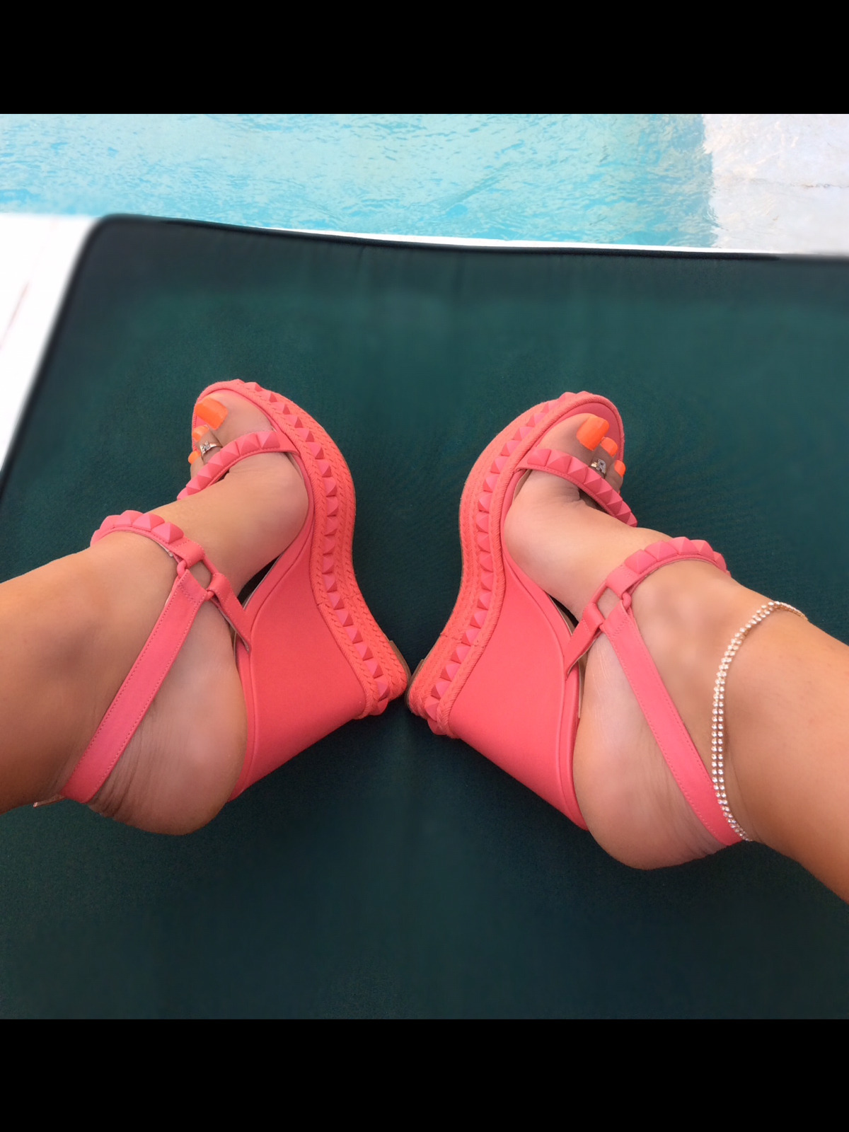 trams-amee:  sissymartina:  By the pool in my sexy wedges! Waiting for someone to