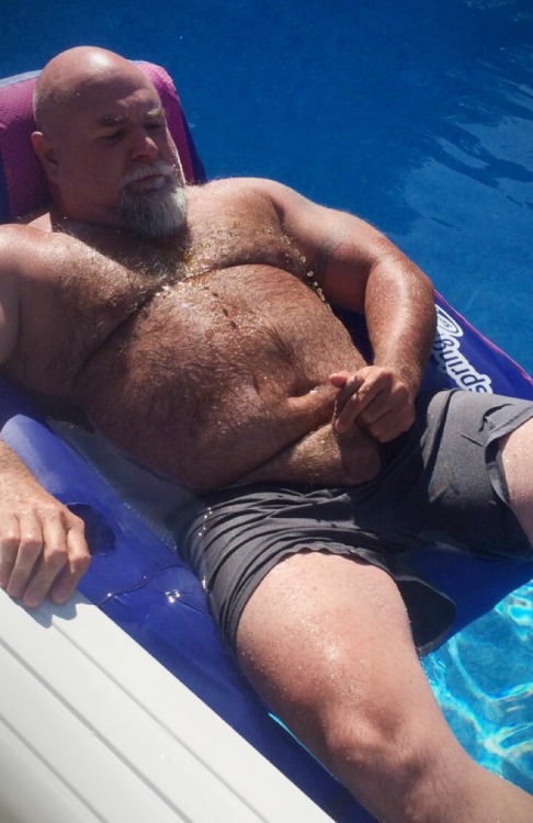 scarbeary:a hot bear enjoying his small cock is a big turn on to me and makes me want to offer my mo