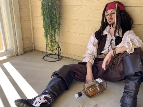 Decided to bring this cosplay back for this last Halloween. Always fun being Jack Sparrow. ♥