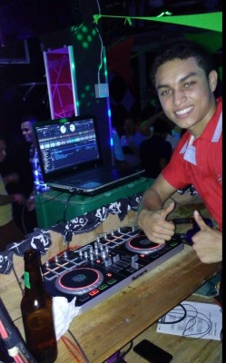 maxlunamax:  Hansel. DJ de la disco gay de managua Jonas. Nicaragüense.