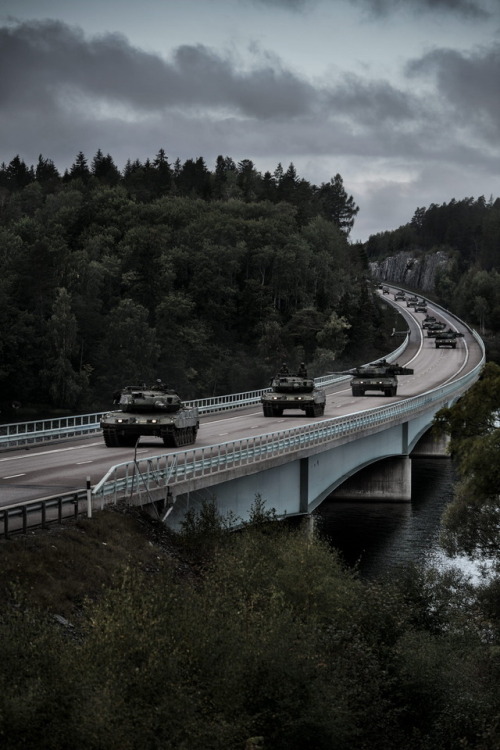 m4a1-shermayne: Swedish Leopards advancing across a bridge during the exercise Aurora 17.