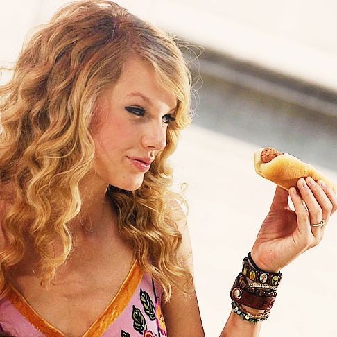 Taylor Swift Eating