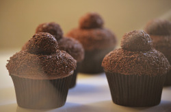 delectabledelight:  cupcakes de brigadeiro (by marcelaspostcards) 