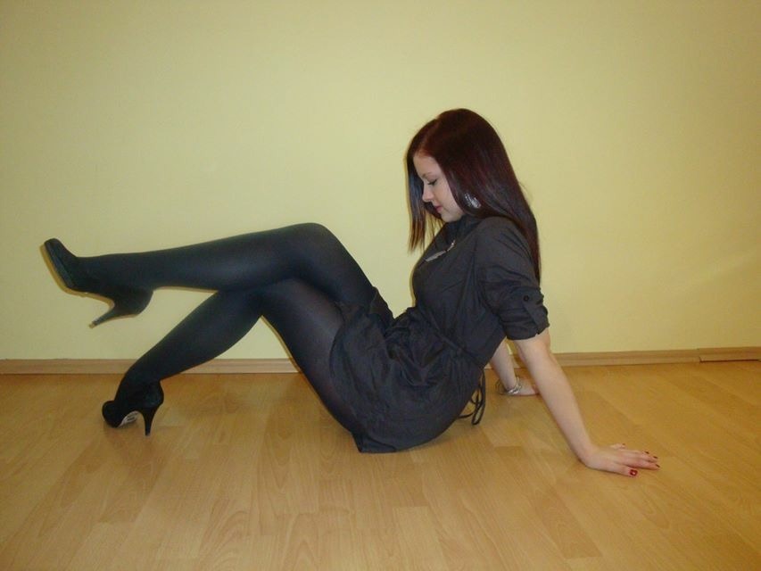 sweetbellabianca:  opaque tights ;) 