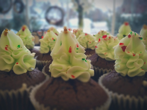 thevegancauldron:Vegan Mint Chocolate Candy Cane Christmas Tree Cupcakes