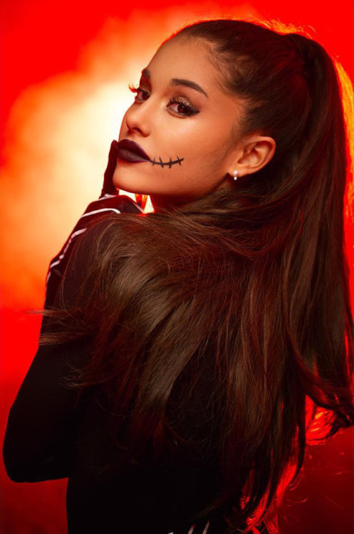 glovedcelebrities: The beautiful and sexy Ariana grande with satin gloves 