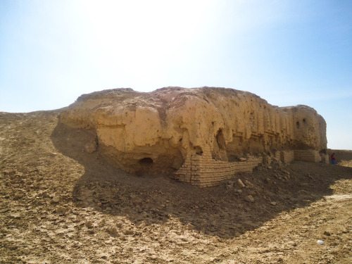 ancient-mesopotamia: Ruins of the ziggurat at Kish (modern day Iraq). Read more.