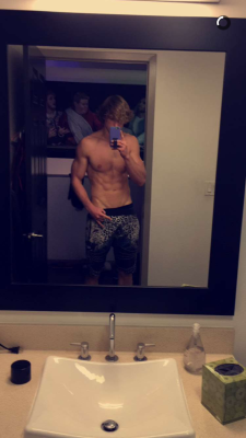 male-celebs-naked:  Logan Paul 😍