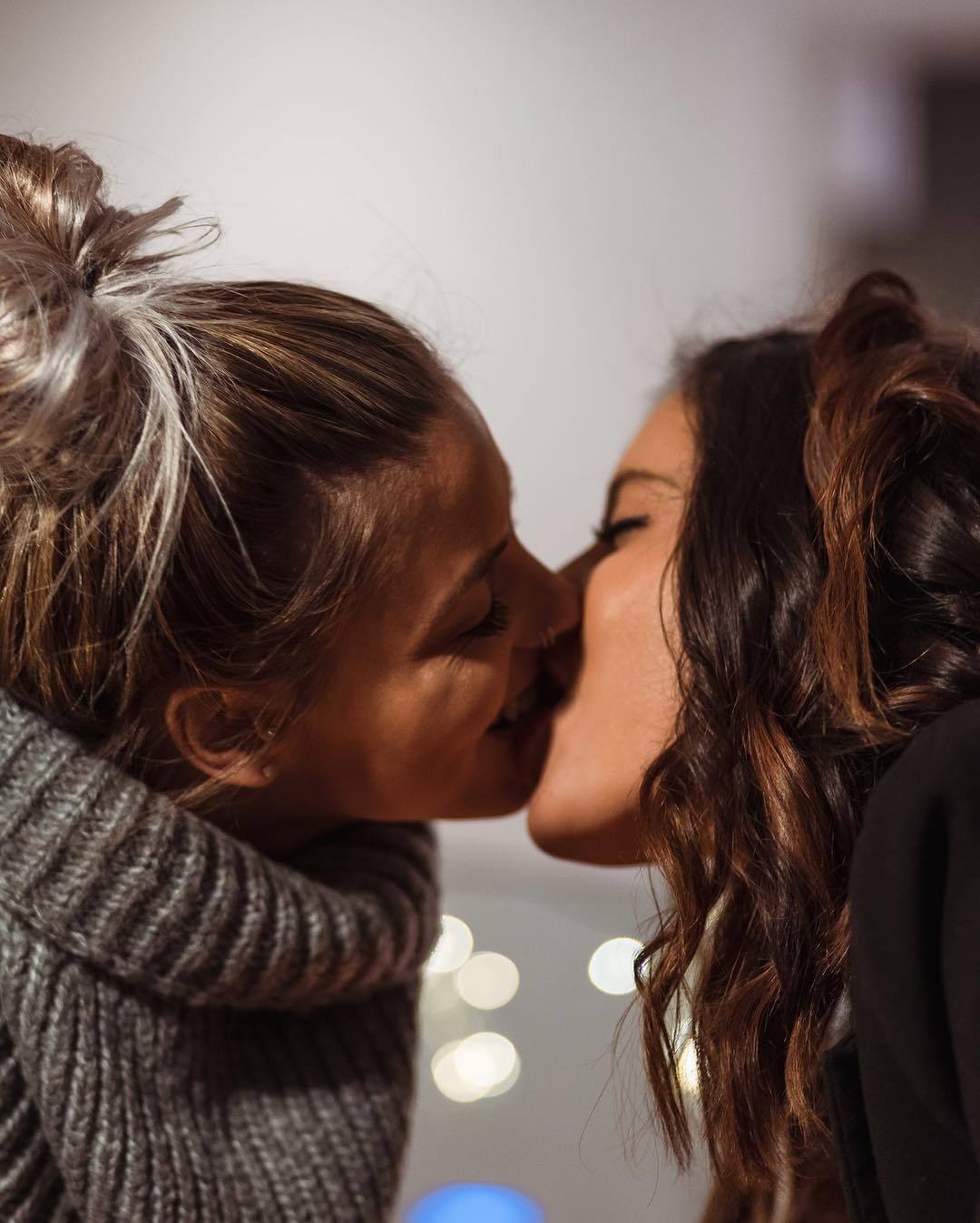 Любовь двух женщин. Поцелуй девушек. Девушки целуются. Красивый поцелуй двух девушек.