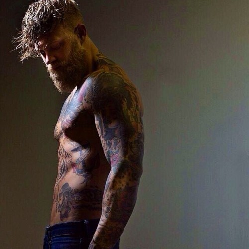 guiltypleasuresreviews:  A friend shared this on my FB wall to make my work day good. I had to share this yummy treat. #menwithtattoos #mancandy #meloveyouallnightlong  Facial hair & tatoos…fuck yes!! -fms