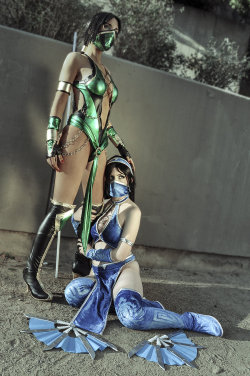 ratemycosplaynet:  Jade &amp; Kitana, playing nice, posing for the camera! #cosplay #videogames #mortalkombat. http://dawnarts.deviantart.com/ (Jade)http://yurai-cosplay.deviantart.com/ (Kitana)http://nairda28.deviantart.com/ (Photographer) Need links