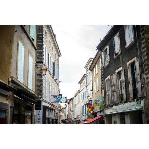Tournons. #colors #tournonsurrhone #ardeche #rue #france #sonyalpha7 #minolta #tabac Https://www.instagram.com/p/Bn85RdElqOD/?utm_source=ig_tumblr_share&igshid=117rralhnzmm6
