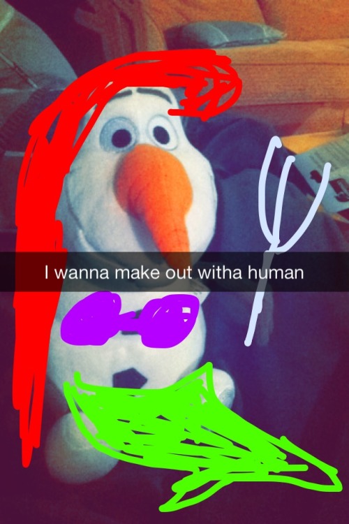 disneyismyescape:  olaf likes 2 play dress up and i like to pretend i can art  