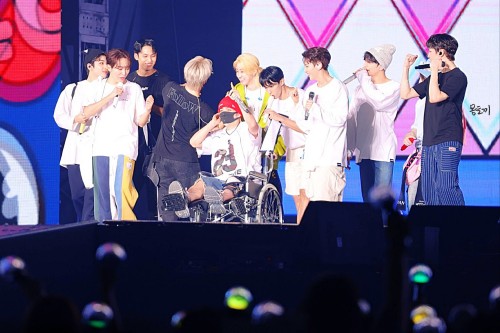 MY HEART I'm So Glad He Got To Be On Stage With Them And He Seems So Happy