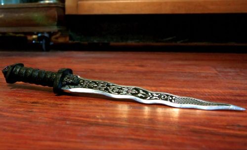 rywen:nymfanfic:Rumple’s dagger - reference pics - horizontalI always found it sexy as he held the d