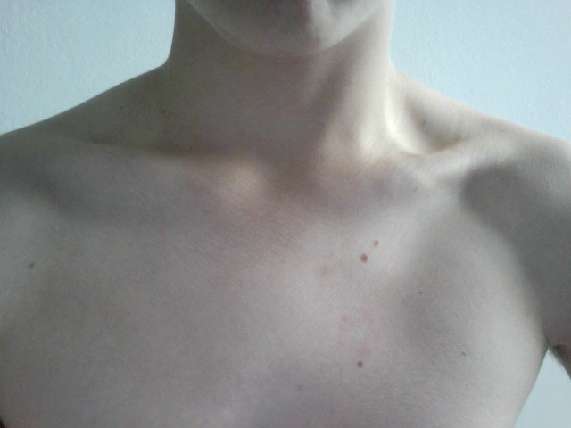 cold-ice-prince:  my collar bones be jealous. 