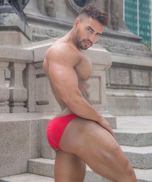 thickumsandthangs21:  Pretty Boy!