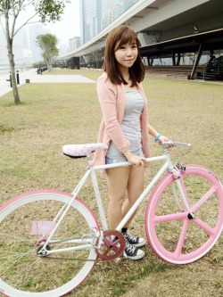 bicycle-babe:  Bicycle girl  http://bicycle-babe.tumblr.com/