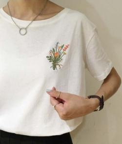 chaoticarbitersalad:   cute t-shirt with flowers embroidered on it! click here for more!  💐     