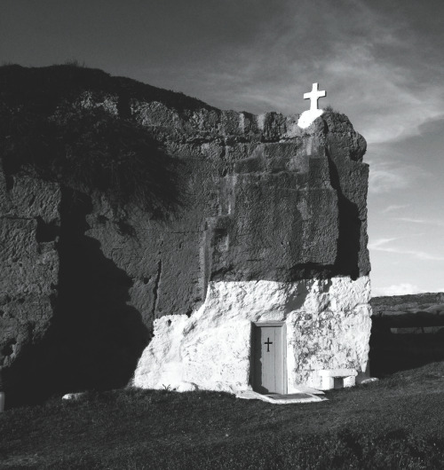 s48coffeece:Agios Nikolaos Molos Church in Skyros, Greece (curved out from a rock)source : http