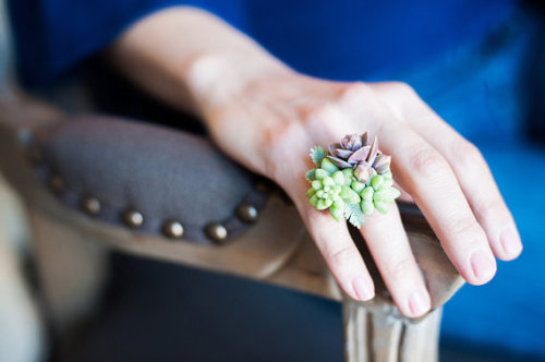 staceythinx:  Living succulent jewelry from the Passionflower Living Jewelry store on Etsy. About the jewelry:  [The pieces are] made entirely of succulents and plant material. Each is a unique work, using the best succulent florets available. Wear the