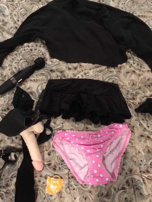 osprey21:  Shower time and outfits… Pegging!