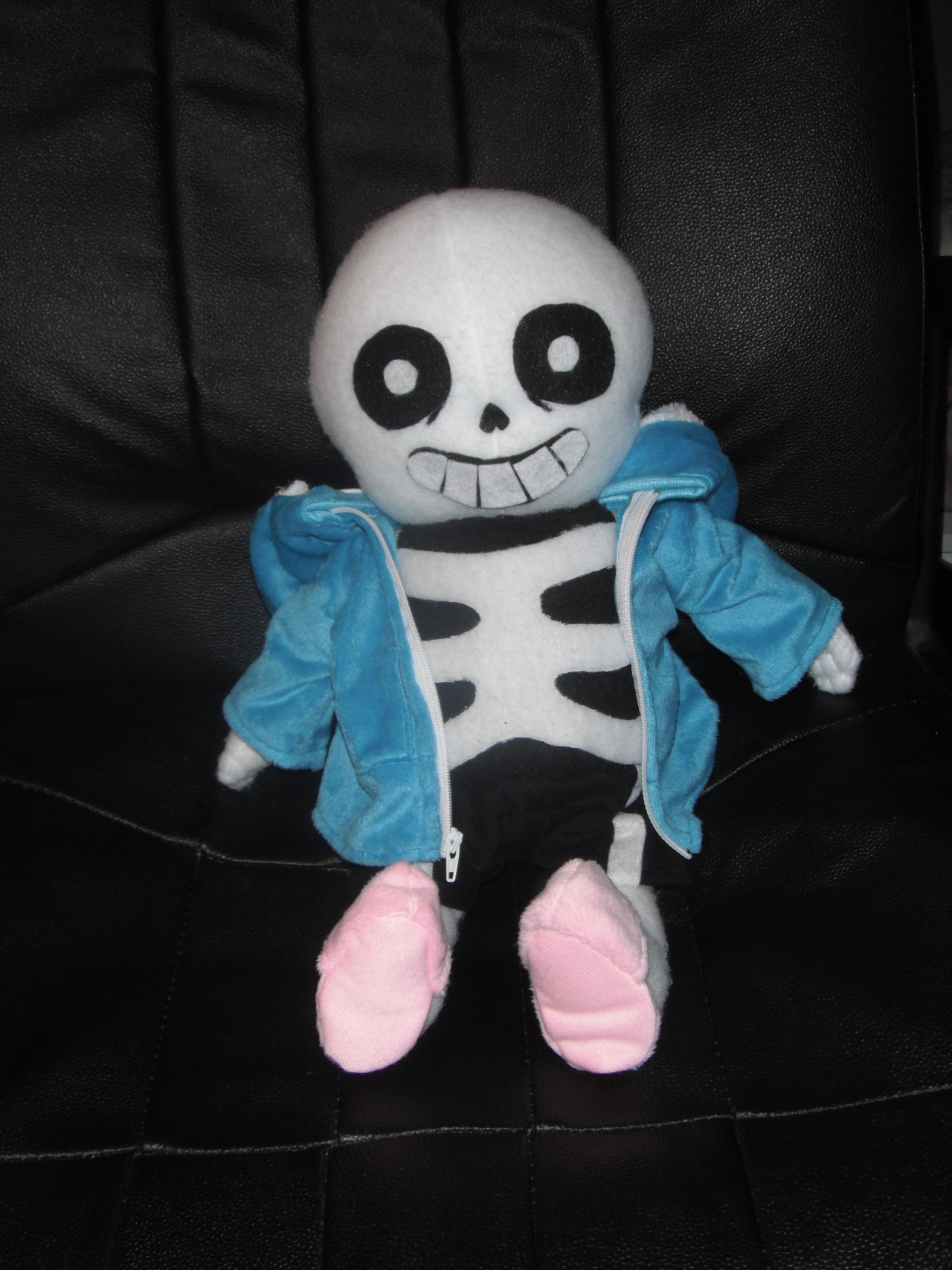 osachiart:  I made a sans plushie! 💕  💕    Got some inspiration from here,