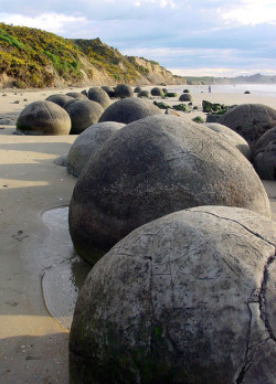 sirmattheww:  The Moeraki Boulders on Otago