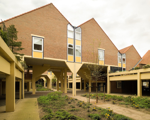 germanpostwarmodern:Kasbah Dwellings (1969-73) in Hengelo, the Netherlands, by Piet Blom