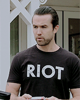 charliekclly: iasip meme: [9/9] outfits