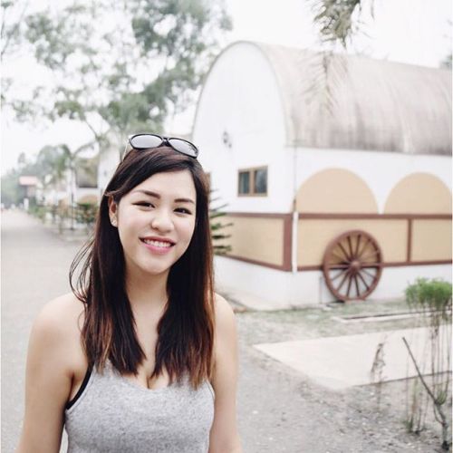 thenewsingaporegirl:Second set. Just look! She’s like the perfect package! She got the boobs, 