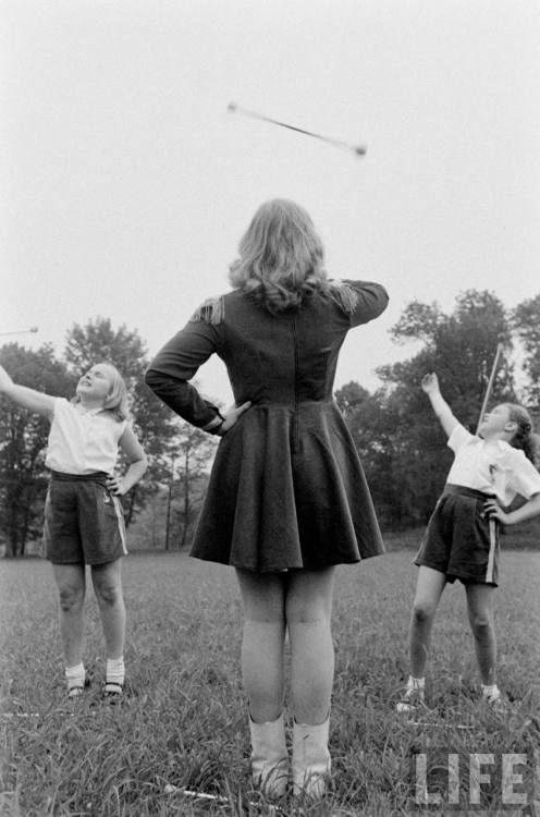 Baton twirling lessons(Walter Sanders. 1954)