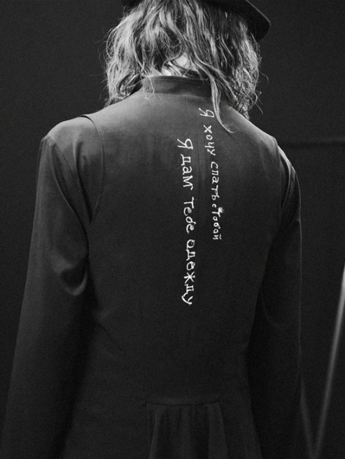 Yohji Yamamoto pour homme S/S2020 Backstage source:  https://vk.com/japanesefashion