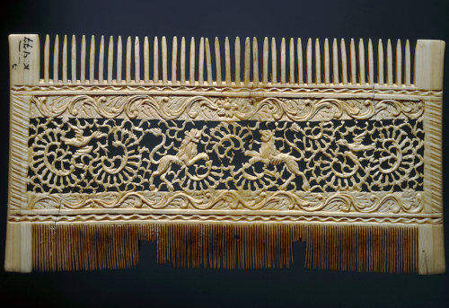 prettyskeletons: Russian combs carved from bone, 18th century.