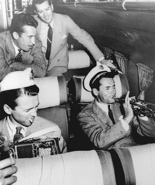 viviensleigh:
“ James Stewart and Henry Fonda making music during an airline flight photographed by John Swope, 1940
”