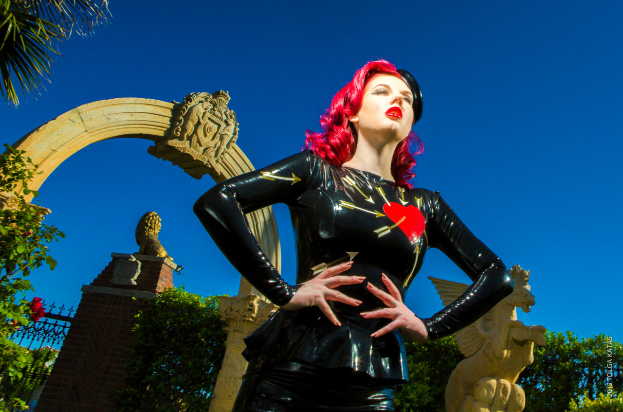 latex-always:   Serious Latex Dress click here for more informations about Latex-Always.