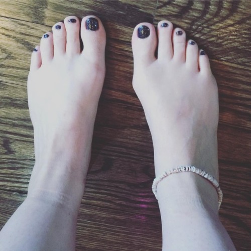 Thursday #Tootsies #footfetish #foot #Feet #fetishqueen #TickleQueen #FollowMe #feetofinstagram #fee
