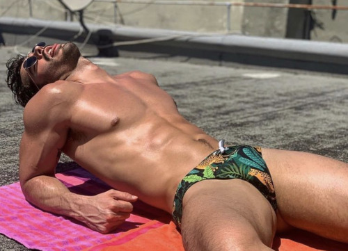 forcuriousguys:Catching some rays