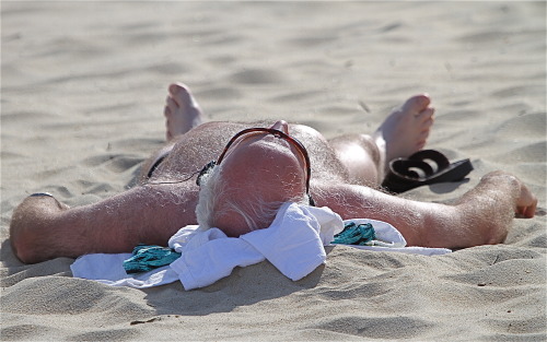 getsnastyonhairydads:  I think this Dad knew what I was probably doing when he caught me taking pics while he was putting his shorts back on.  Taking pics for masturbation purposes!!!