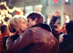 lookingfortheman:  I need your kisses for feeling alive !!! ^.^ 