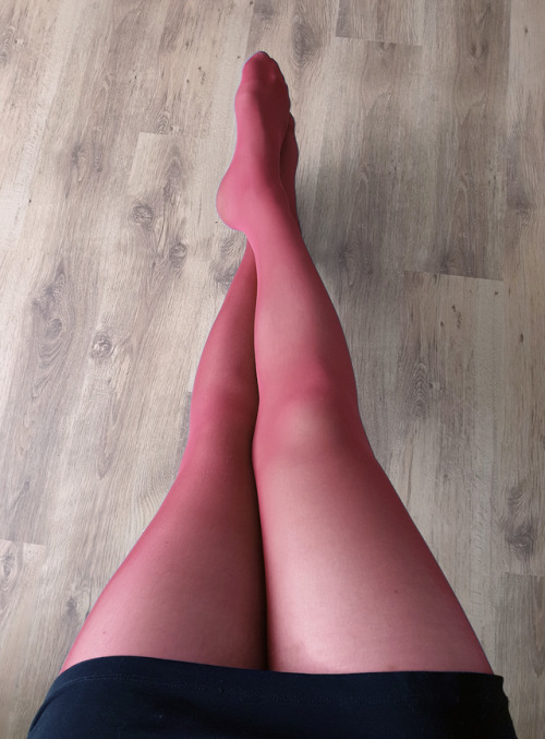 pantyhosegirlblog: My long legs