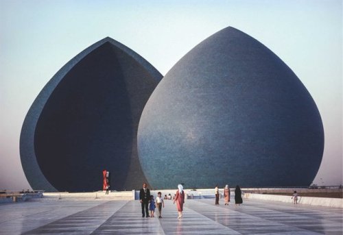 sirilaf: teawithbears:  Iraq, 1984  “The Martyr’s Monument" (نُصب الشهيد‎) by Ismail Fattah al-Turki 