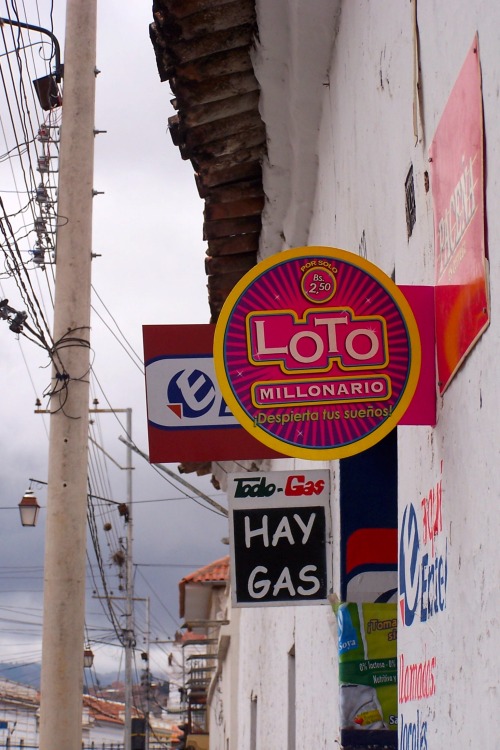 Loto Millonario y Hay Gas, Sucre, Bolivia, 2006.