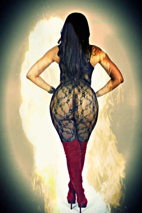 prettypussytree:  max-thicke6969:  1sograteful:  Orianna got some ass Tittays  MaxXxwell Thicke’s Playhouse!  (via TumbleOn ) 