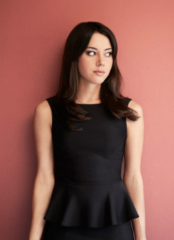 primary-elements:  Aubrey Plaza.