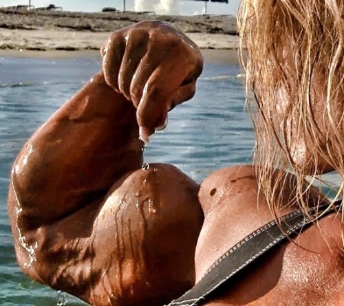 zimbo4444:  ..Aleesha Young..big huge juicy sexy  biceps..  ✨